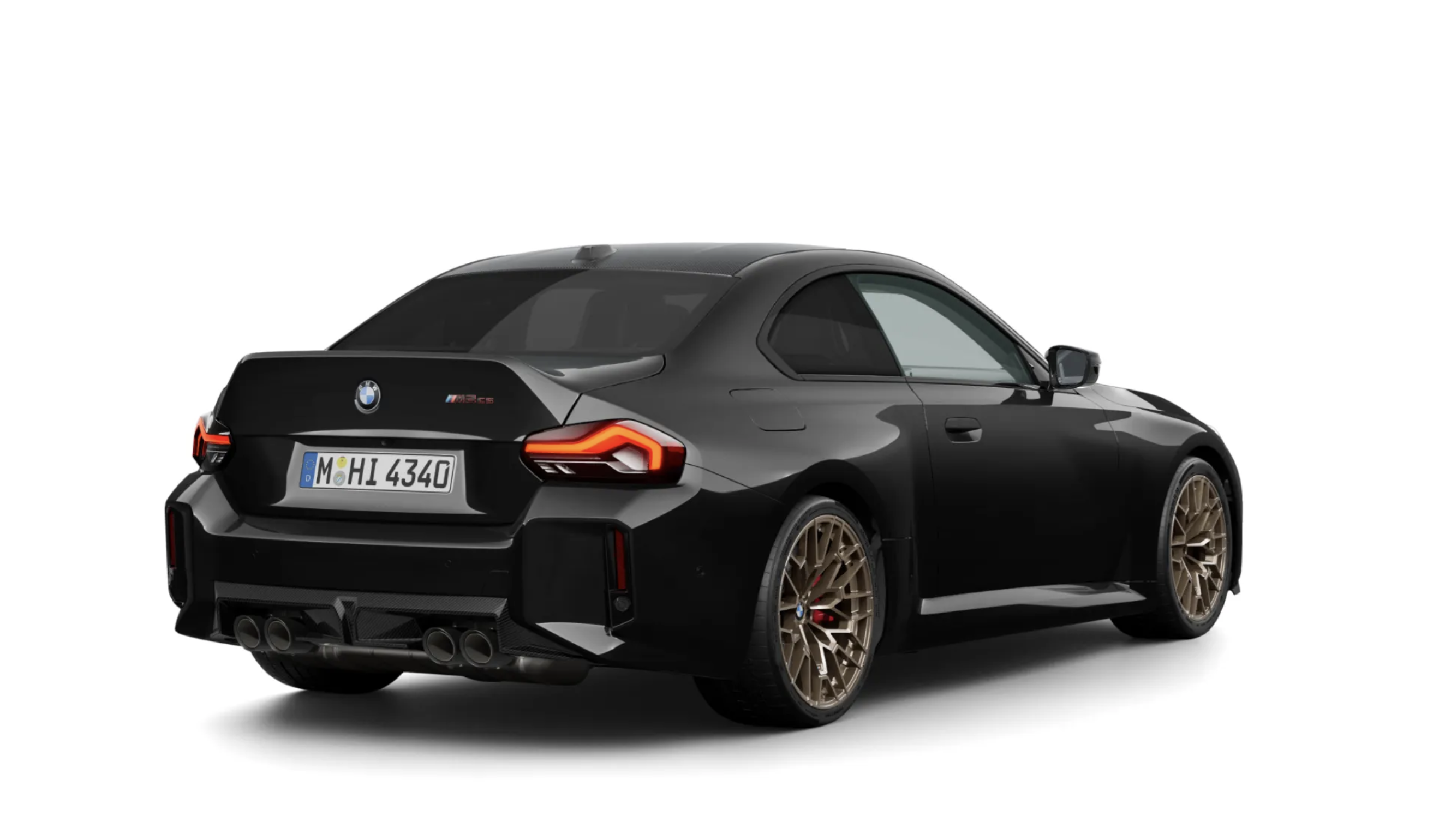 Zadní část BMW M2 CS s výrazným difuzorem, čtyřmi koncovkami výfuku a integrovaným karbonovým spoilerem ducktail.